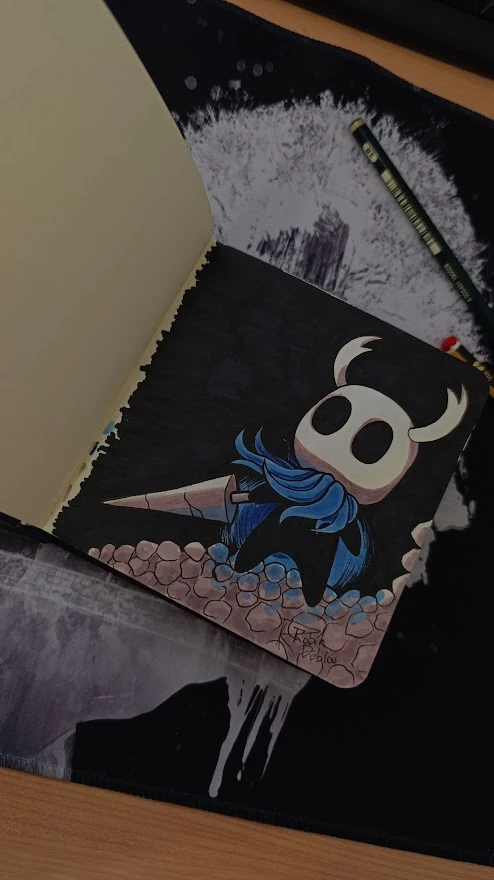 Fanart en libreta pequeña tradicional del protagonista de Hollow Knight hecho con copics y rotuladores.